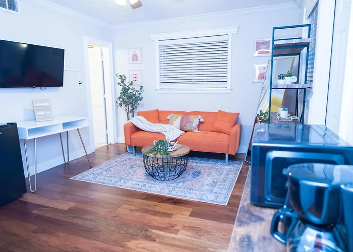 Cozy And Adorable 1 Bdr/1 Ba